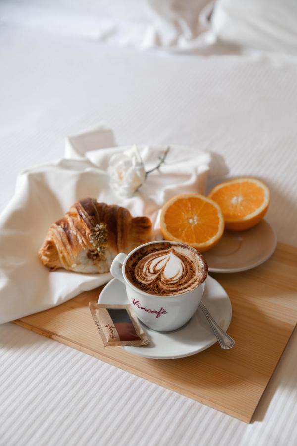 Vincafe Hotel Alba  Bagian luar foto
